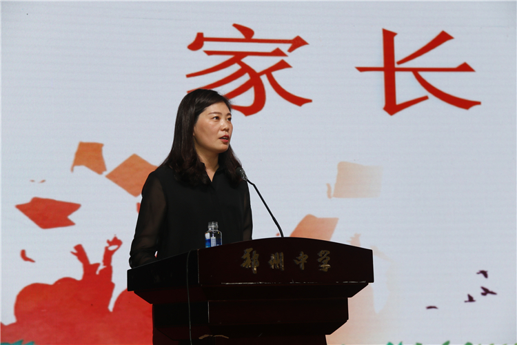 家長代表王娟女士發(fā)言.JPG