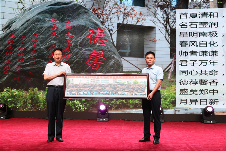 高三年級向?qū)W校獻(xiàn)禮.JPG