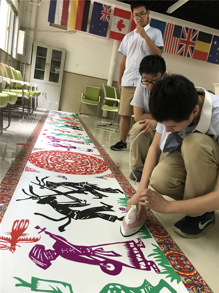 學生在進行后期制作.jpg