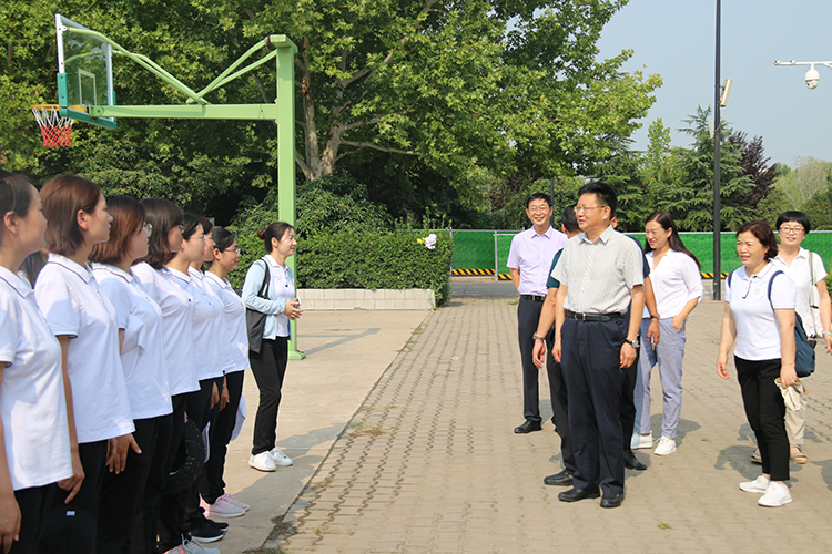 圖片5：慰問一線參訓(xùn)教師.JPG