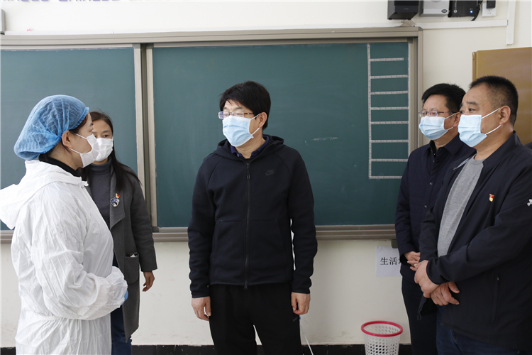 與學(xué)校醫(yī)務(wù)人員親切交談.JPG