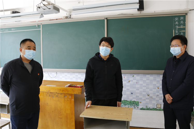鄭邦山廳長查看學(xué)生教室.JPG