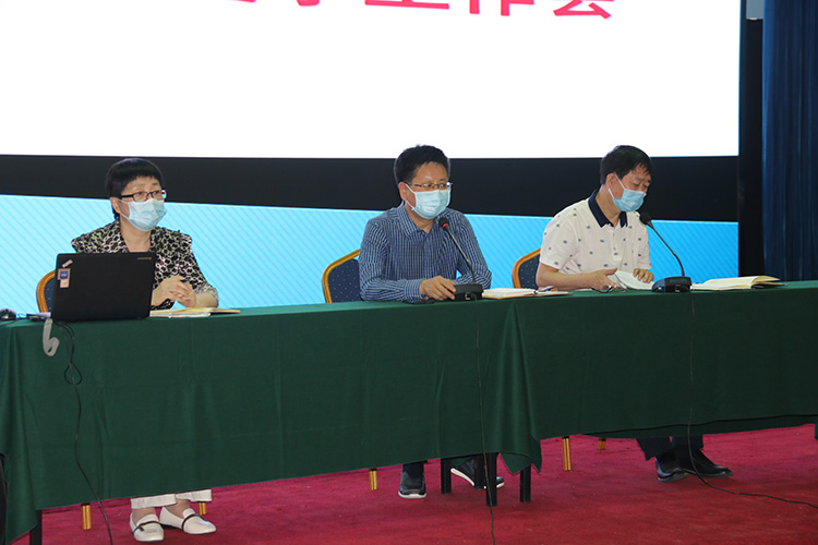 鄭州中學黨委委員、副校長宋振國主持會議.JPG