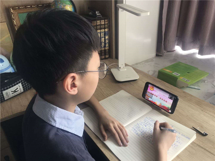 線上一邊學(xué)習(xí)，一邊做筆記.jpg