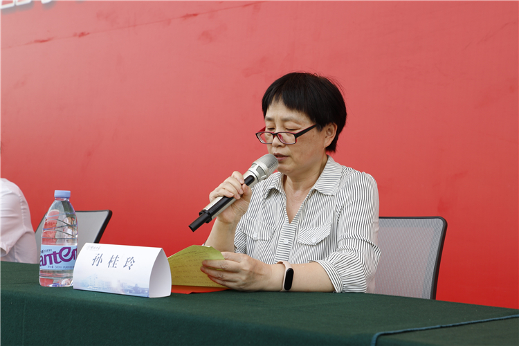 鄭州中學副校長孫桂玲宣讀國際部表彰名單.JPG