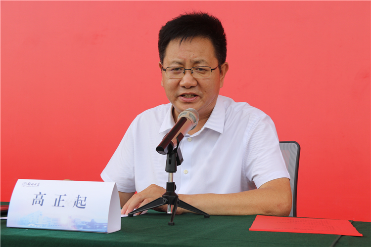 鄭州中學黨委書記、校長高正起致辭.jpg