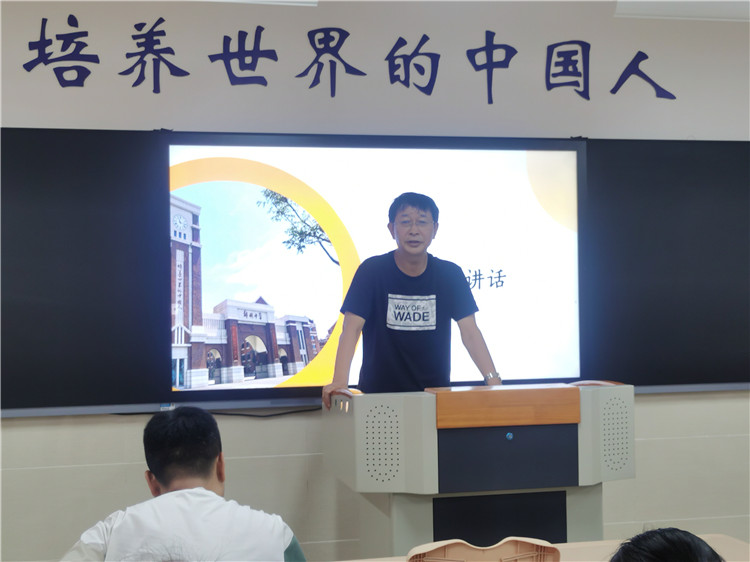 學(xué)校黨委委員、副校長宋振國對新學(xué)期德育工作做講話要求.jpg