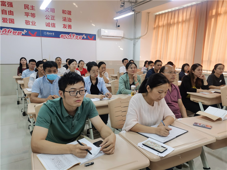 班主任認真聆聽.jpg