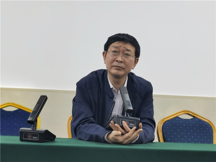鄭州中學(xué)黨委委員、副校長宋振國就高中部青年教師工作講話.jpg