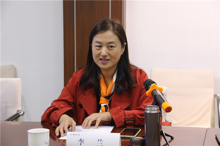 鄭州中學黨委委員、副校長李蘭致辭并介紹學校綜評的整體情況.jpg