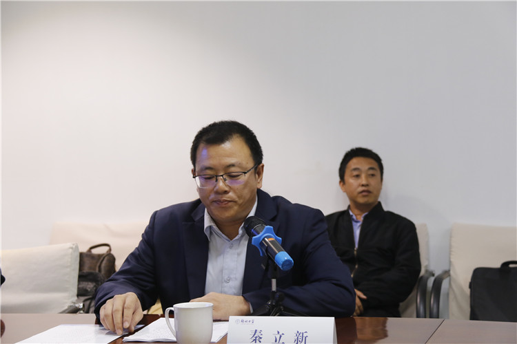 初中部政教處副主任秦立新匯報學?！熬C評”推進與成果.jpg