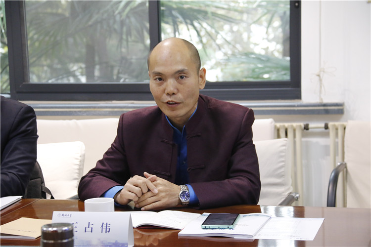 《中國教師報》區(qū)域教育周刊主編王占偉指導工作.jpg
