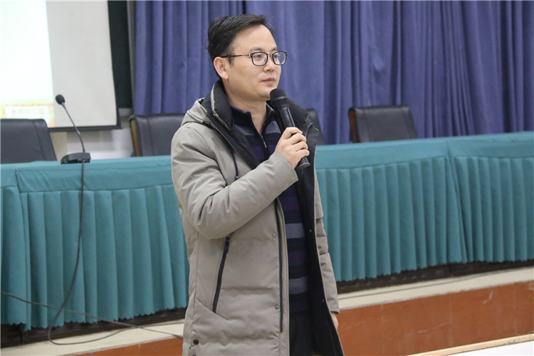 鄭州高新區(qū)社會事業(yè)局教研與智慧發(fā)展中心錢水征老師對區(qū)級課題立項(xiàng)注意事項(xiàng)做了詳細(xì)具體的說明.JPG