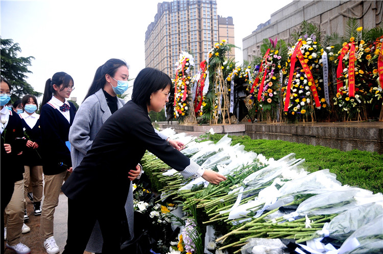 師生代表依次獻花.jpg
