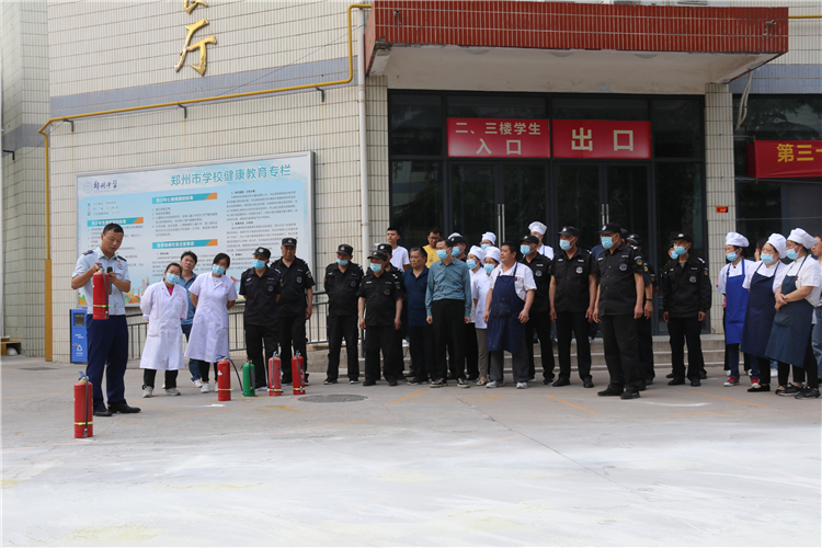高新區(qū)消防大隊消防員重點(diǎn)講解消防器材的使用要領(lǐng).JPG