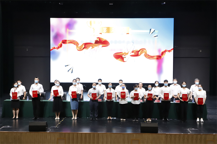 為優(yōu)秀教師代表、優(yōu)秀班主任代表、優(yōu)秀教育工作者代表頒獎(jiǎng).JPG
