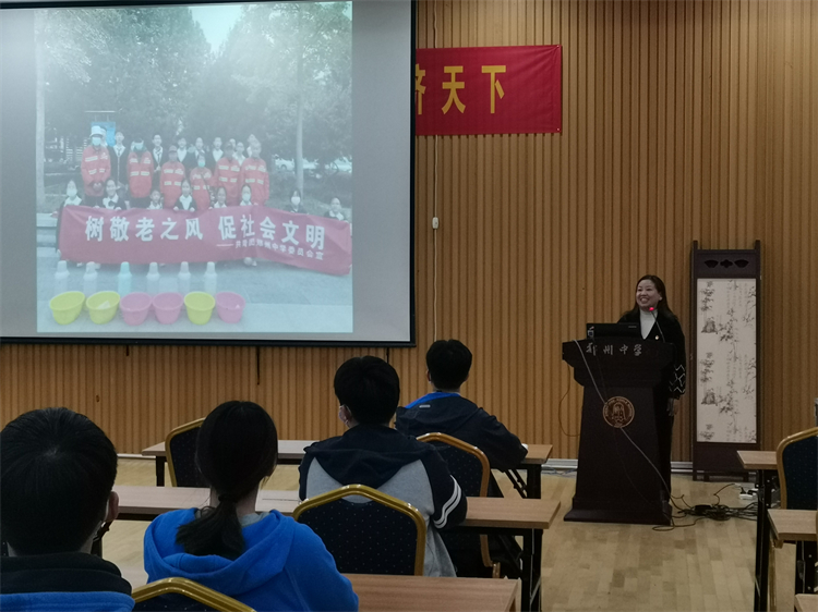 郭老師為同學們展示學校志愿服務活動.jpg