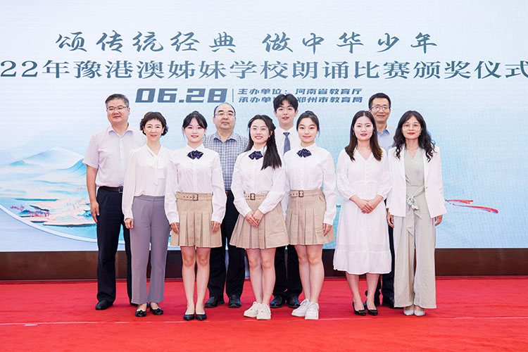 鄭州中學(xué)獲獎(jiǎng)師生代表與領(lǐng)導(dǎo)合影.jpg