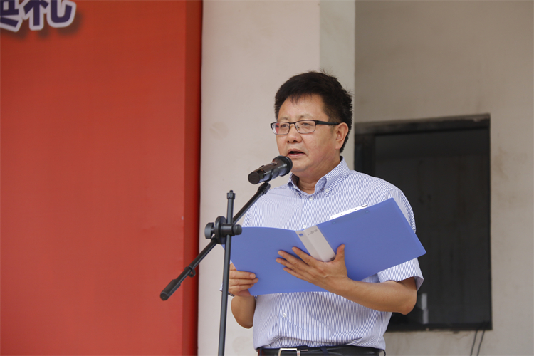 鄭州中學黨委書記、校長高正起發(fā)表熱情洋溢的致辭 (2).JPG