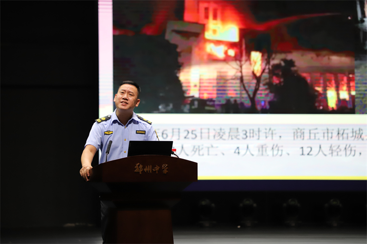 河南省應(yīng)急救援協(xié)會副會長牛瑞剛現(xiàn)場講解消防安全知識.jpg