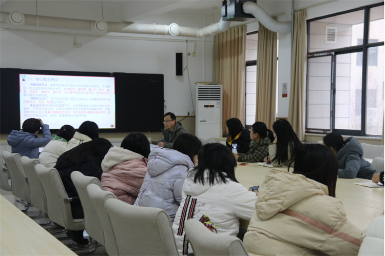 圖片３：專家介紹課題立項(xiàng)事宜.png