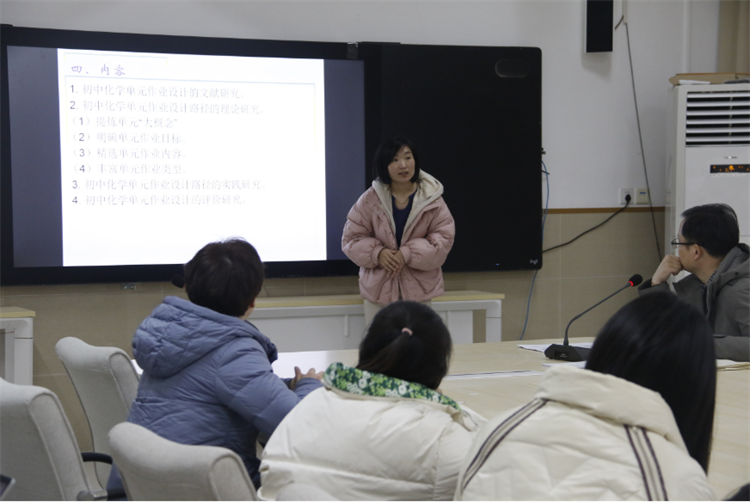 圖片４：專家和老師進(jìn)行課題的交流探討.png