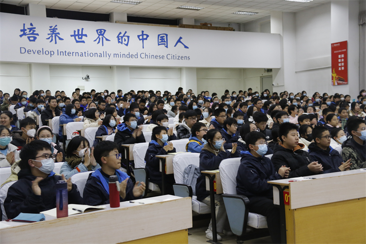 圖片5：現(xiàn)場學(xué)生致以熱烈掌聲.JPG