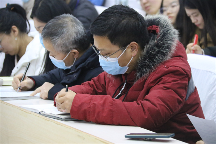 圖片2：教師們認真聆聽、做好筆記.JPG