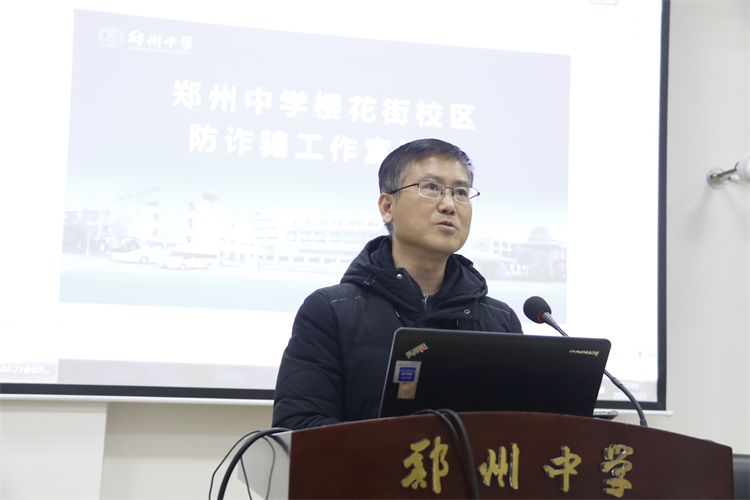 圖片5：櫻花街校區(qū)黨政辦主任張謙對安全工作進行安排部署.JPG
