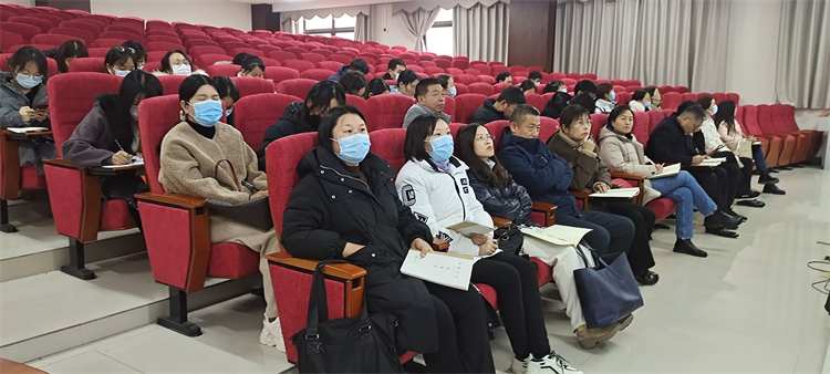 圖片1：鄭州中學(xué)高中部召開新學(xué)期教研組工作計(jì)劃展示會(huì).jpg