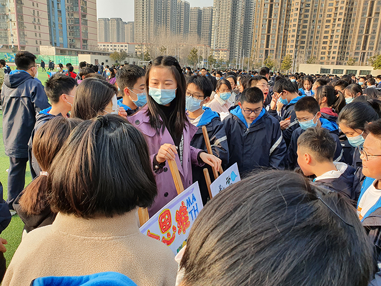 圖片4：同學(xué)們熱情高漲，老師們耐心講解.jpg