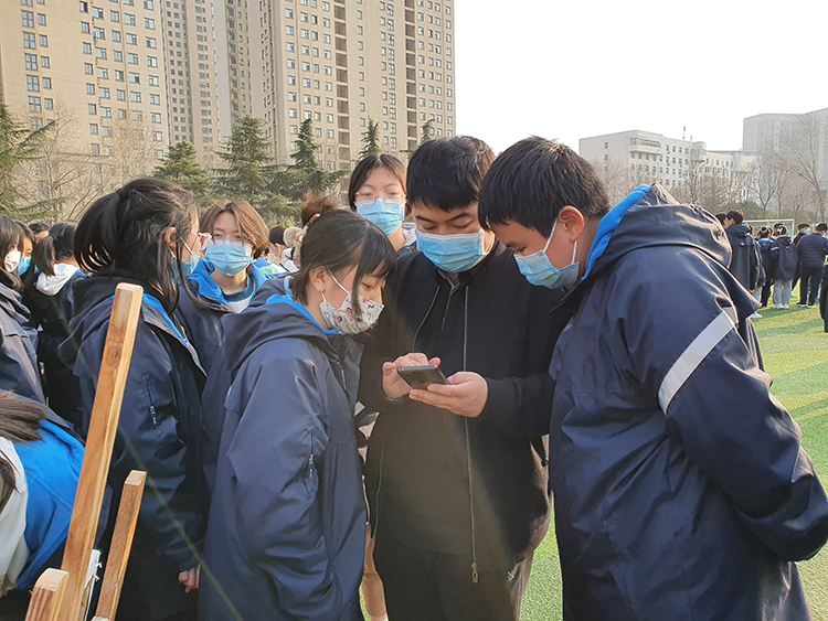 圖片5：老師幫助學(xué)生綜合分析、做好推薦.jpg