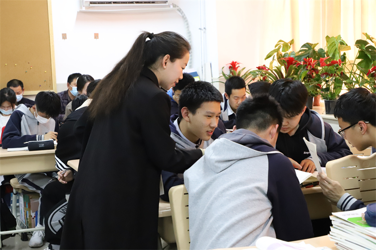 圖10：梁麗佳老師引導(dǎo)學(xué)生問(wèn)題探究.JPG