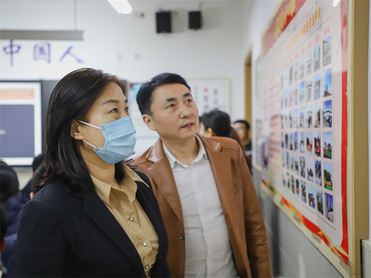 圖1學(xué)校黨委委員、副校長李蘭參與高二年級評比活動.jpg