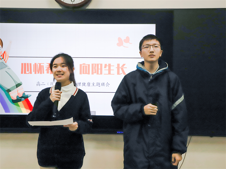 圖片6：小組成員上臺引導(dǎo)同學(xué)們用深呼吸放松法放松心情.jpg