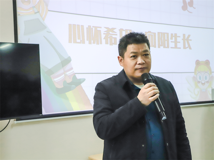 圖片9：高中部校長助理、德育處兼安保處主任寧紀(jì)生主持觀摩研討.jpg