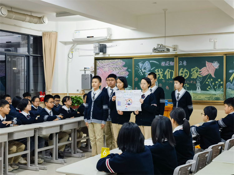 圖片1：七年級(jí)學(xué)生進(jìn)行小組文化建設(shè)展示.jpg