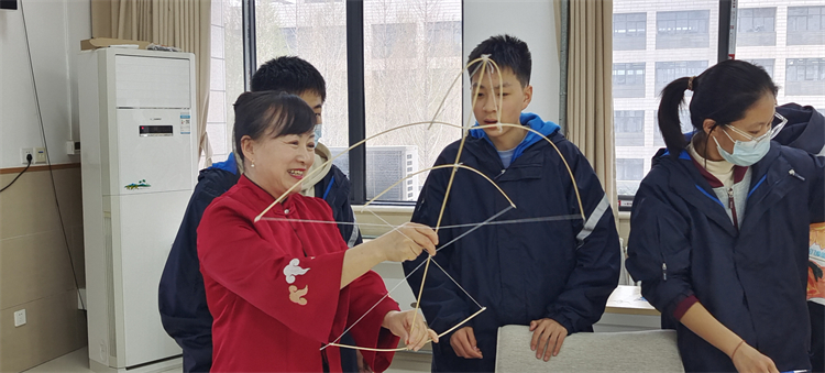 圖片2：河南省宋室風(fēng)箏第六代非遺傳承人宋長(zhǎng)虹女士指導(dǎo)學(xué)生.jpg