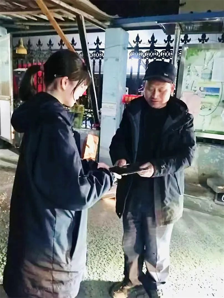 圖片4：七年級(jí)(9)班賈羽菲?參與志愿活動(dòng).jpg
