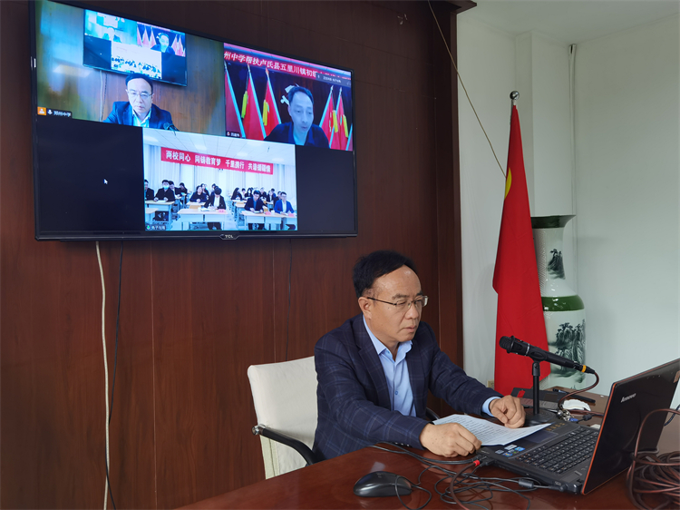 圖片2：鄭州中學黨委副書記李文增介紹鄭州中學的辦學特色.jpg