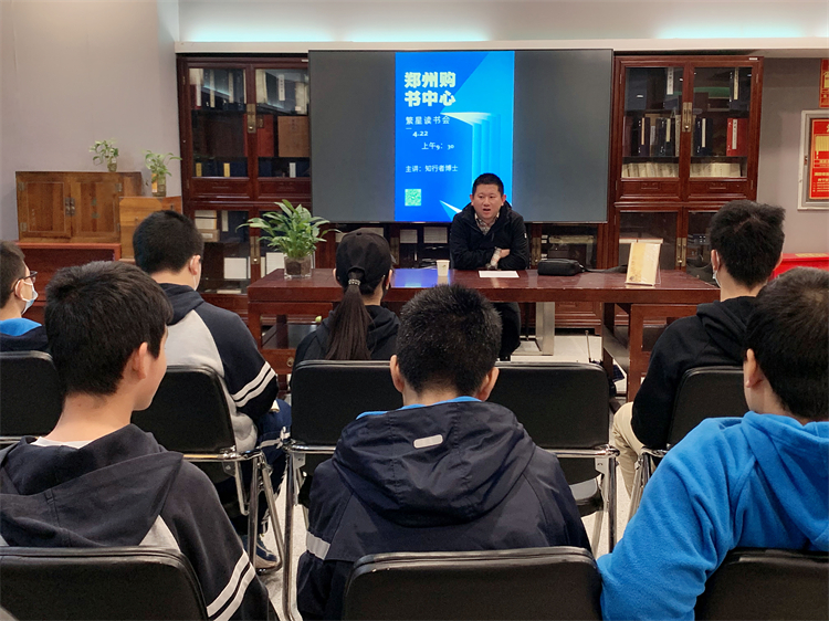 圖片1：讀書會現(xiàn)場，學生認真傾聽.jpg