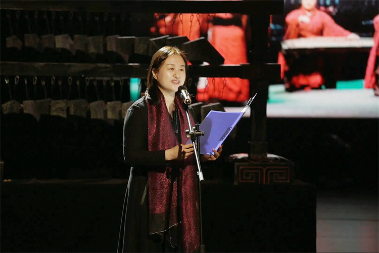 圖一：鄭州中學(xué)黨委委員、校長李蘭致辭.jpg