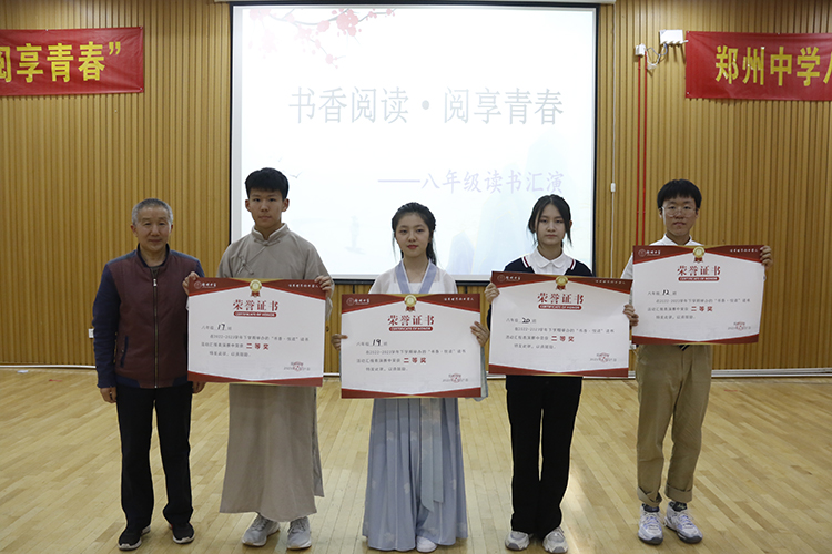 圖片8：八年級段長張兆海頒獎.jpg