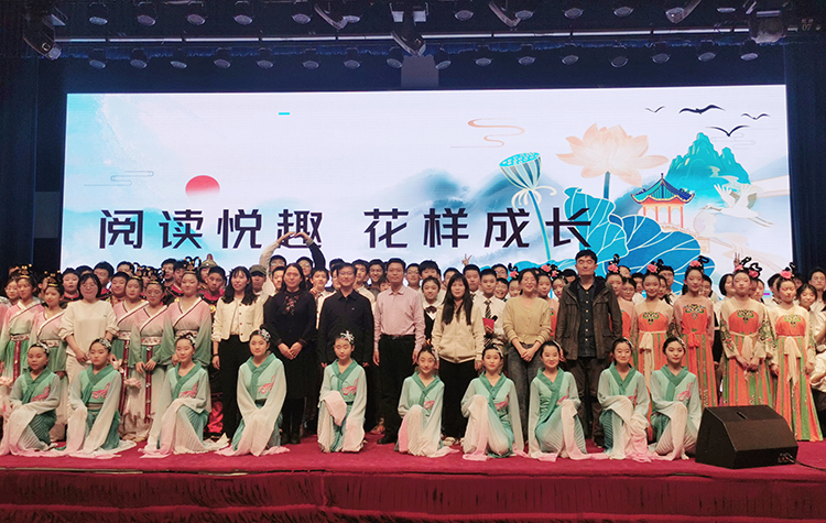 圖7：現(xiàn)場評委及參演學(xué)生合影留念.jpg