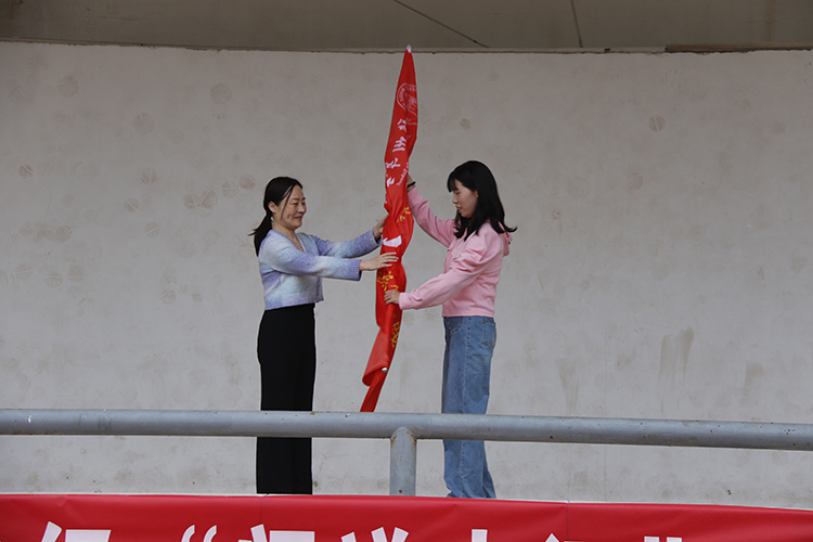 圖4：鄭州中學(xué)副校長(zhǎng)韓穎為“問(wèn)道大河”活動(dòng)授旗.jpg