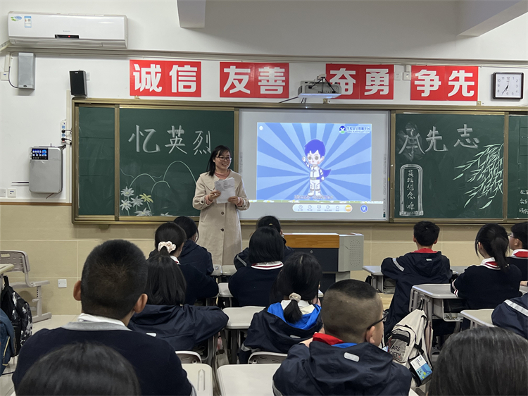 圖片三 李花老師班會(huì).jpg