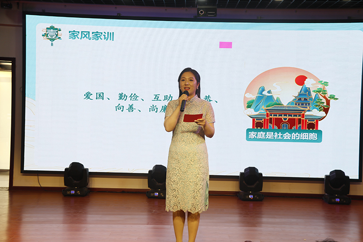 圖片3：鄭州中學(xué)初中部協(xié)同育人中心負(fù)責(zé)人王曉琪老師主持活動 .jpg