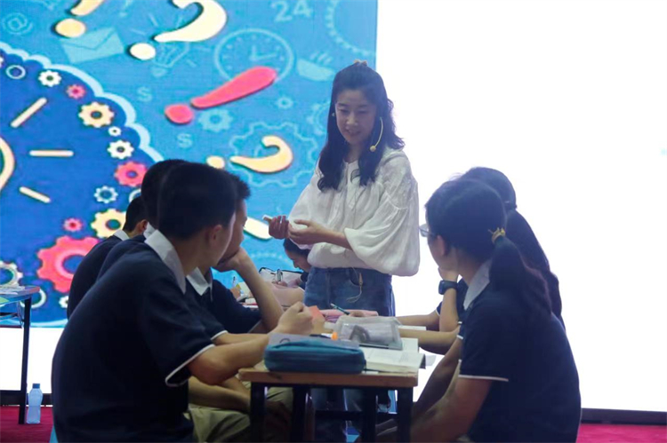 圖片6--鄭州中學(xué)宋捷老師的第三課時則將本單元主題教學(xué)推向了高潮.jpg