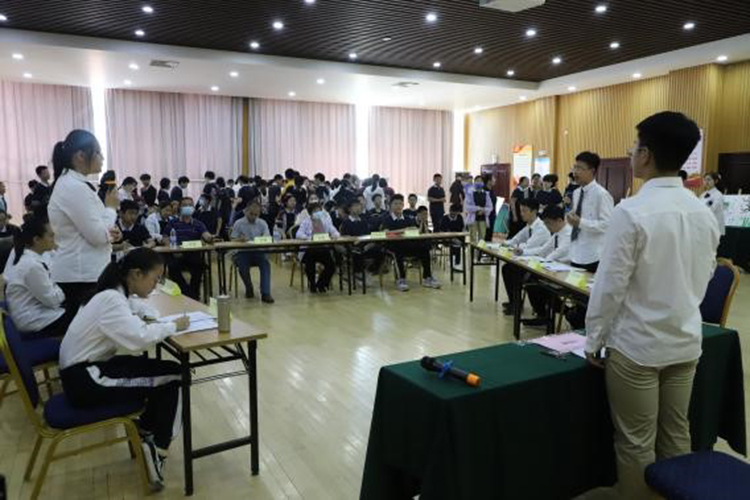 圖片9：辯論賽上，雙方辯手慷慨陳詞、引經(jīng)據(jù)典、旁征博引.jpg