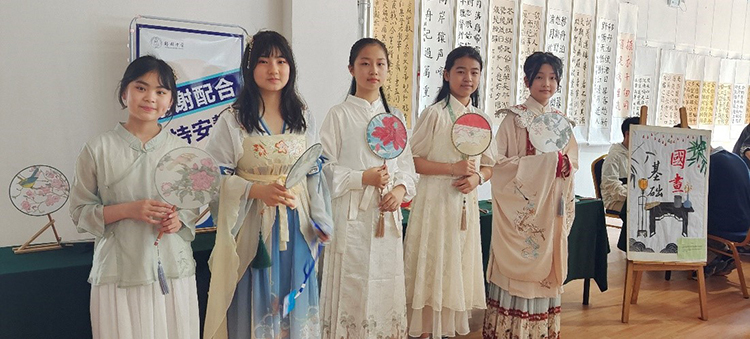 圖片12：手執(zhí)圓扇的古裝仕女身姿曼妙、衣袂翩然.jpg